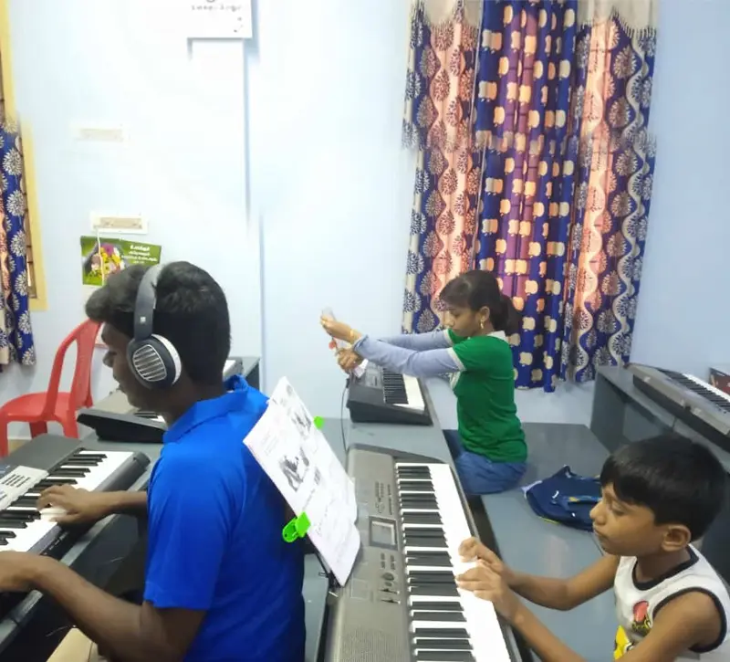 Best music academy in Chennai for keyboard, guitar and violin classes