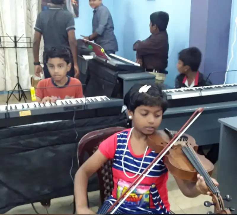 Guitar performance training in Chennai